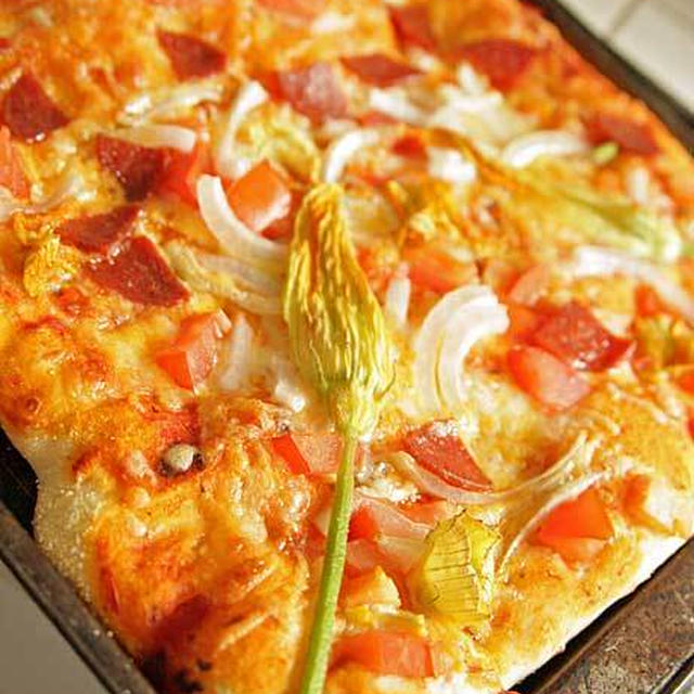 ズッキーニの花とペパロニの自家製ピザ