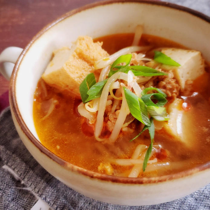 ベージュのスープカップに入った厚揚げともやしの韓国風スープ