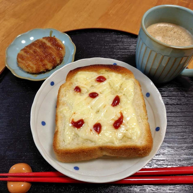 チーズトーストとコロッケ