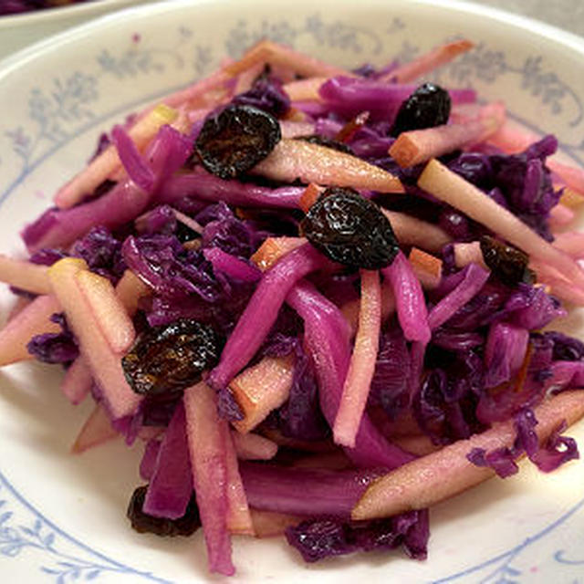 紫白菜の酢漬けを作り置きして…紫白菜とりんごのサラダ♪