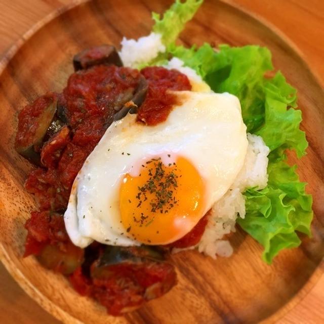ランチは茄子とツナのトマト煮込み丼！‥と最近のミニの睡眠状況