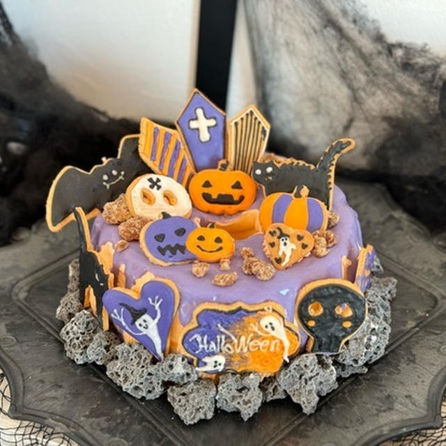 今までで1番良い感じにできたハロウィンケーキ🎃　シフォンケーキしぼんだけど…