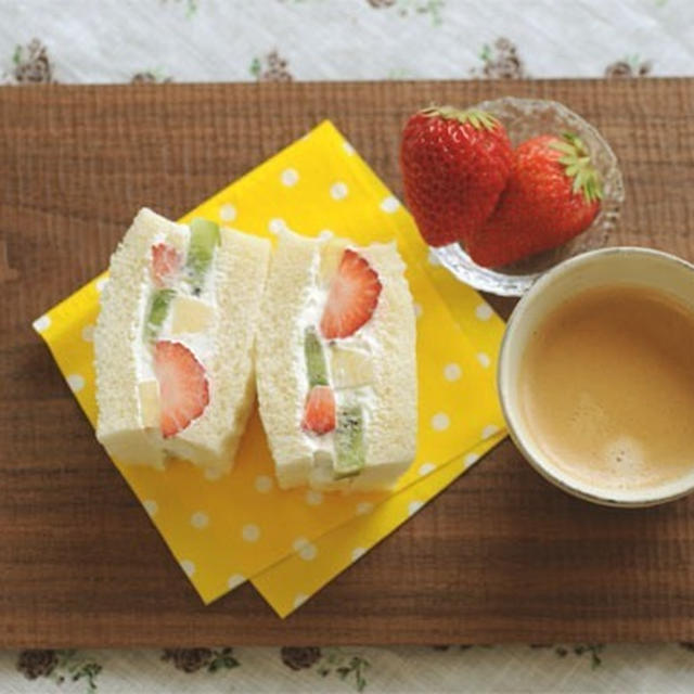 しあわせ朝ごはん　（フルーツサンド）