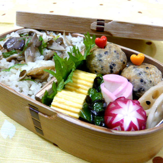 里芋の胡麻団子と、舞茸ご飯のお弁当☆+゜