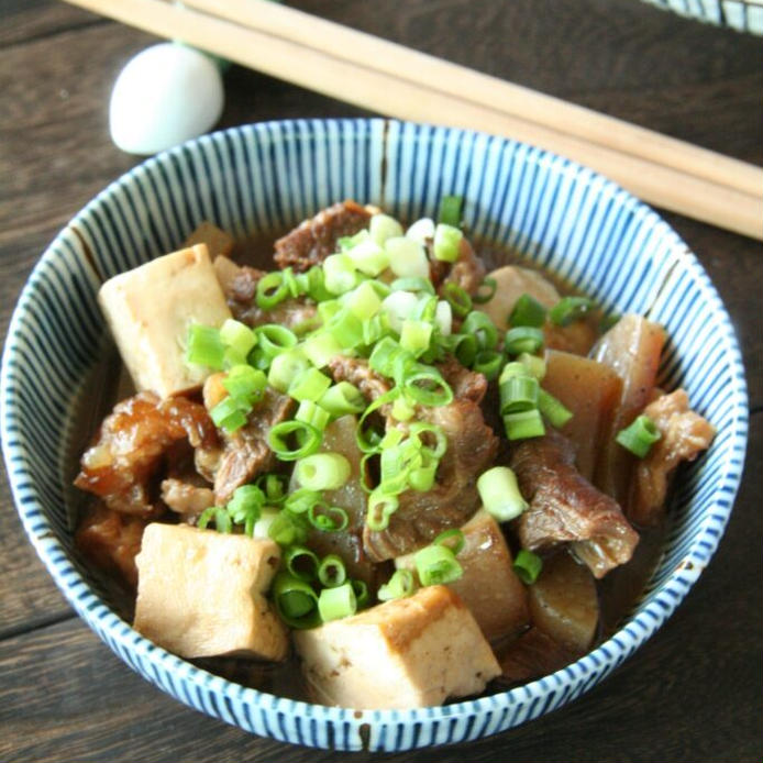 どんぶりに盛られた牛すじと豆腐のどて煮