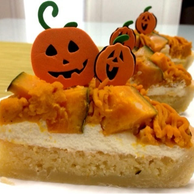『かぼちゃ餡タルトの切り口の雰囲気』&『まっくろお面パン・オレンジお面パン』の切り口