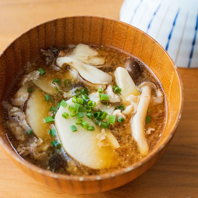 【レシピ】寒い日は、お味噌汁でほっこり＾＾『里芋ときのこの豚汁』