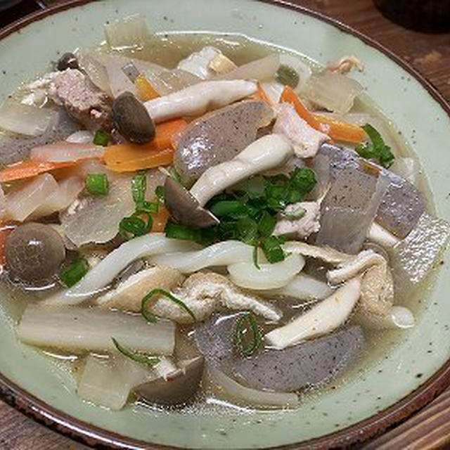 シーズン初のしっぽくうどん。チキン南蛮定食