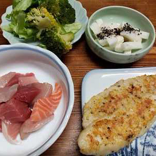白身魚の香草パン粉焼き。きつねうどん。花束
