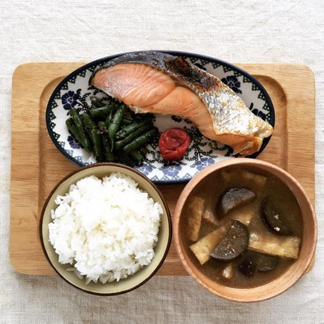 8月9日の朝ごはん。調理時間10分。焼き鮭定食