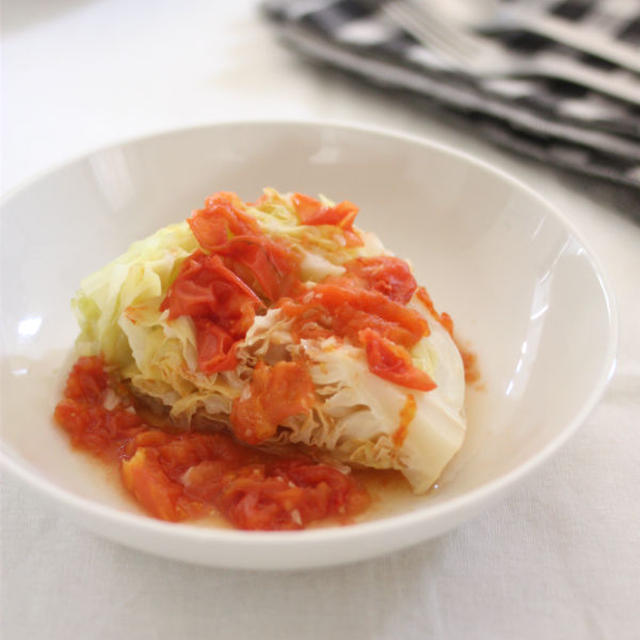 味付けなしで驚く美味しさ！春キャベツのトマト蒸し