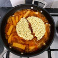 今日のランチは、辛ラーメンの麺とトックでラポッキを作ったよ by kankoku.gohanさん