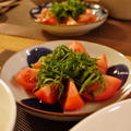 向田さんのトマトの青じそサラダと、レッドカレーの晩ごはん