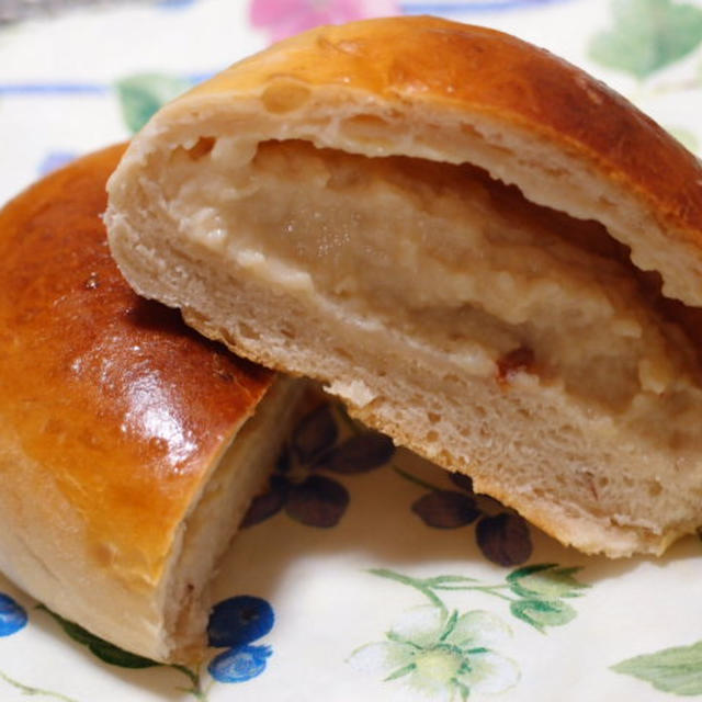 いちごとローズヒップ風味のクリームパン