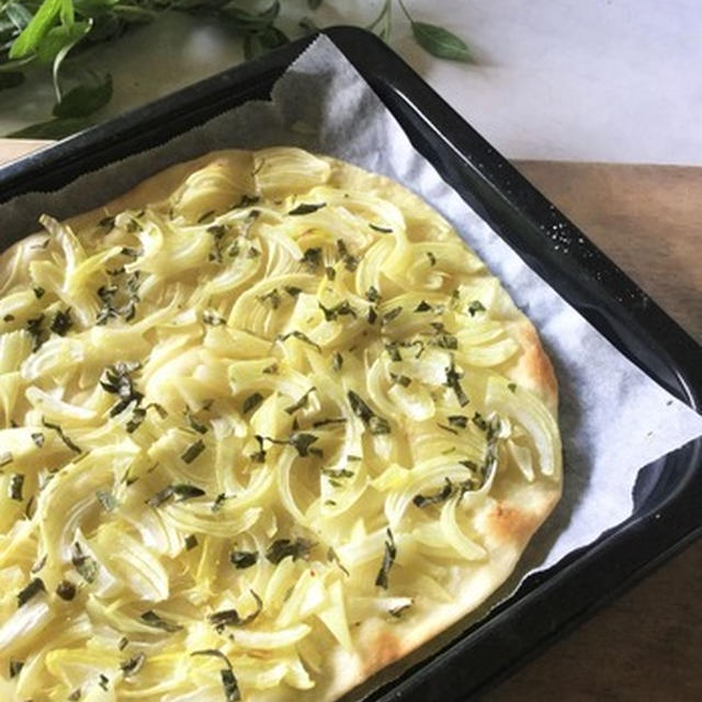 Pizza alla salvia e cipolla セージと玉ねぎのピザ