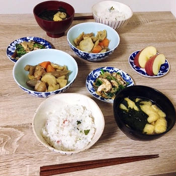 ヨシケイの食材宅配で筑前煮と焼き椎茸とほうれん草のごまあえ・梅ごはんを作ってみた