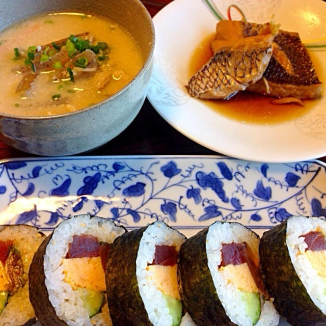 鯛の煮付けと巻寿司、粕汁