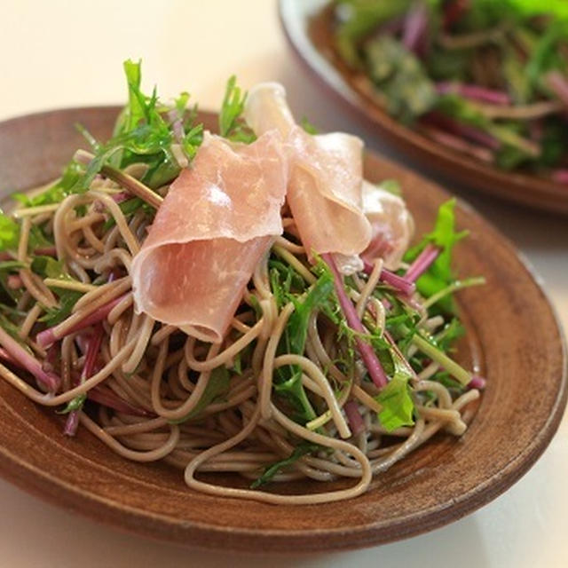 茅乃舎☆煎り酒で♪紅水菜と生ハムの蕎麦サラダ☆