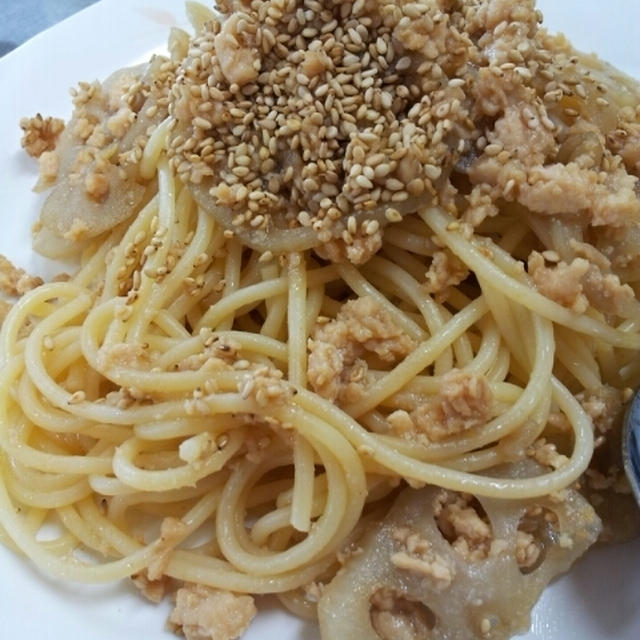 お昼にいかが？☆れんこんと鶏ひき肉の和風パスタ
