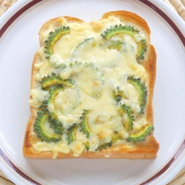 やってみたら、、美味しい〜！！！ゴーヤのカレーチーズトースト。