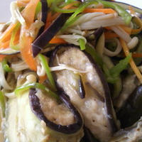鶏むね肉とすりじゃが芋の茄子はさみ蒸しオールスパイス香　野菜とジンジャーあん