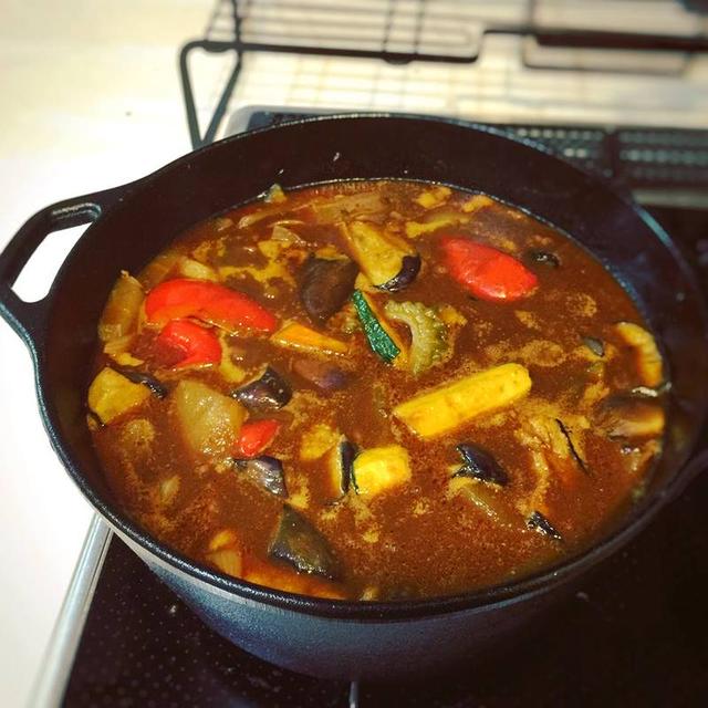 鉄なべ お豆と夏野菜たっぷりカレー＊ロッジダブルダッチオーブン