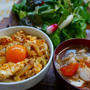 鶏そぼろ親子丼　　ベビーリーフ　けんちん汁