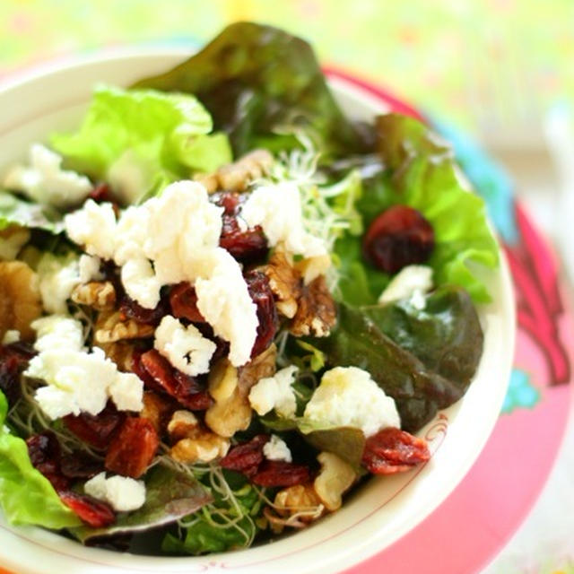 くるみとクランベリーと山羊のチーズのサラダ　＊Walnuts, Cranberries, and Goat Cheese Salad＊