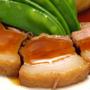 豚角煮の丸ごと玉葱添え