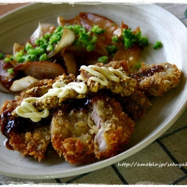 とんかつと玉ねぎのしょうが焼きの晩ご飯と、夜な夜な楽しみにしていること。