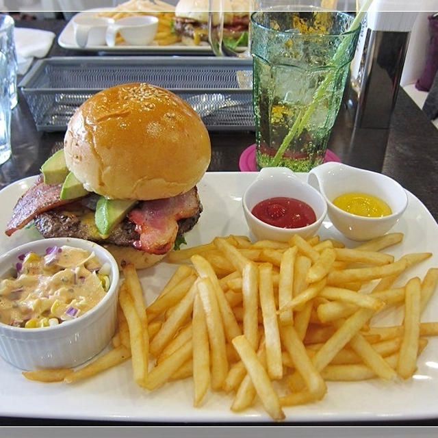 大好き♪アボカドベーコンチーズバーガー☆URaWA BASE