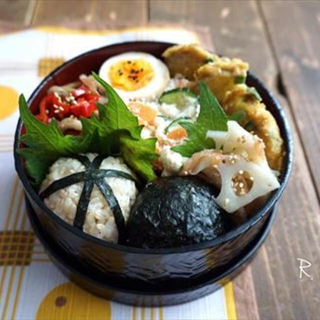 きゅうりとお箸と昨日のお弁当