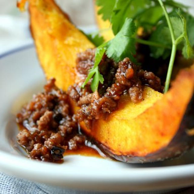 Roasted Acorn Squash with Teriyaki Meat Sauce甘肉だれがけどんぐりかぼちゃ焼き