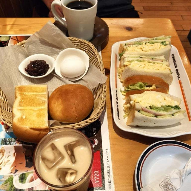 コメダのミックスサンド、巨大すぎで持てない(笑)