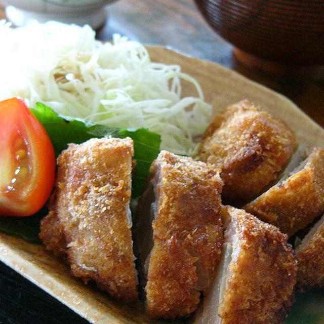 がっつり、トンカツDay　└(＾O＾)┘♪　　この花の名前知りませんか？