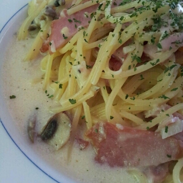 今日のお昼 豆乳クリームパスタ 春野菜のせ