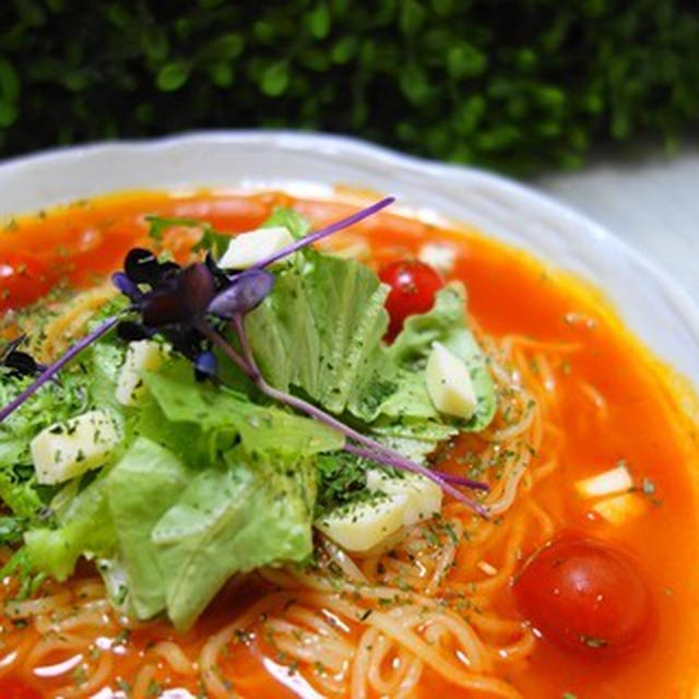 冷たいトマトのラーメン♪バジルの風味とで食欲を刺激