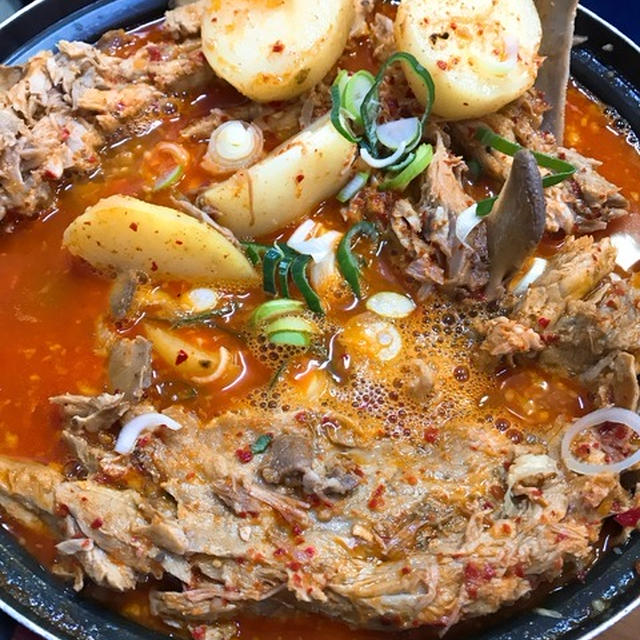 ほこほこじゃがいもとほろほろお肉の旨うま「カムジャクッ」。