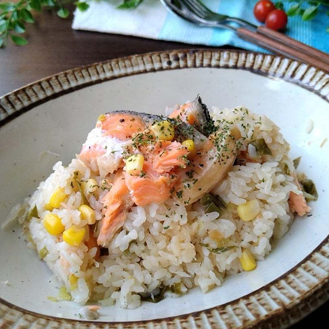 炊飯器で手軽に☆サーモン切れ端で作る〜やみつき醤油マヨガーリックピラフ