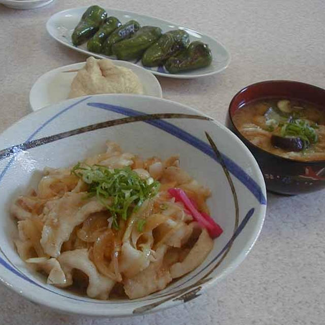 豚肉一味丼とピーマンの丸焼き