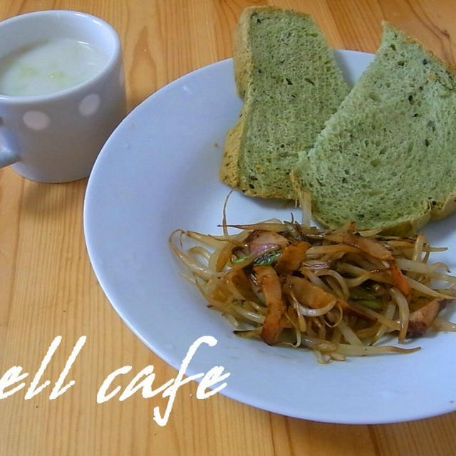 お抹茶と黒ゴマの食パンで朝ごはん