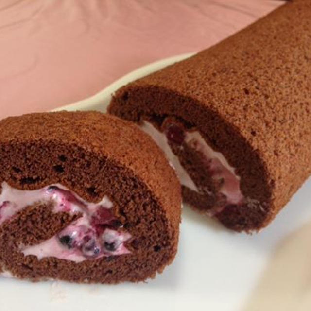 【新作ケーキ】春らしい赤い実のロールケーキ