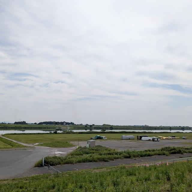 利根川を船で渡る