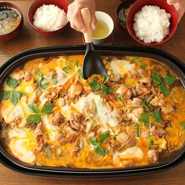 家族で囲む！「ホットプレート親子丼レシピ」保温モードで卵が最適のトロトロに！