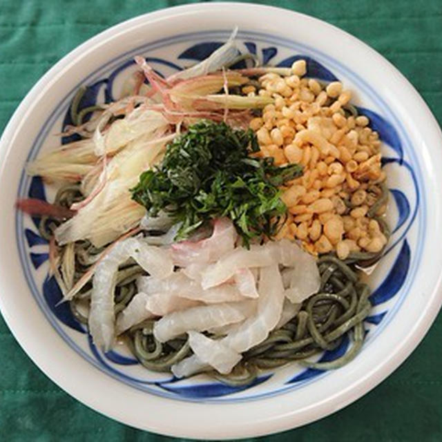 細切りタイと香味野菜を載せたよもぎそば