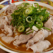 豚ラ王豚骨醤油と豚日本蕎麦と、金の斧騒動。
