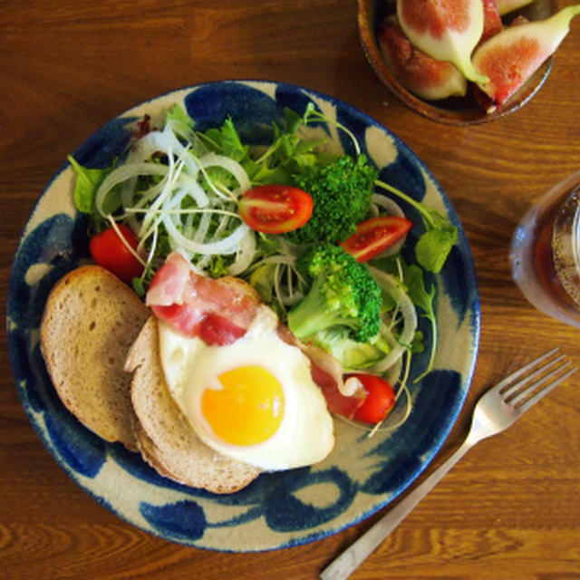 久々の朝ごはんはやちむん