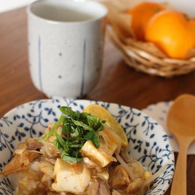 今朝の朝ごはん☆ﾌﾞﾘのほぐし身あんかけ丼といつもの。