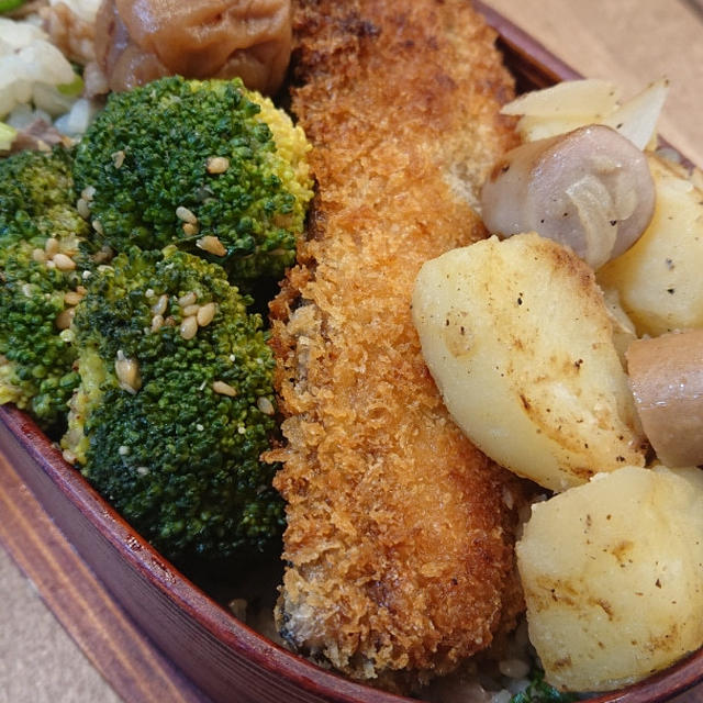 鯵フライとブロッコリー胡麻和え弁当