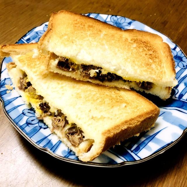 イノシシ肉の茹で肉で、ホットサンド